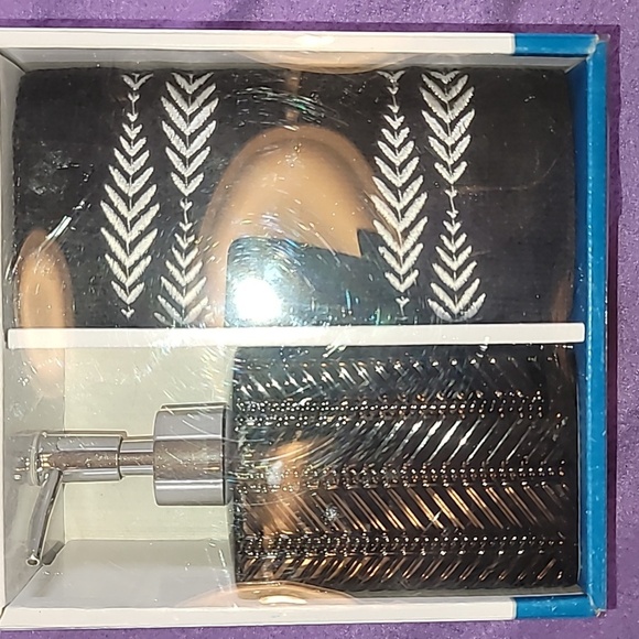 0721. 100% Cotton ~ 2 Fingertip Towels & A Beautiful Soap Dispenser - Picture 2 of 5